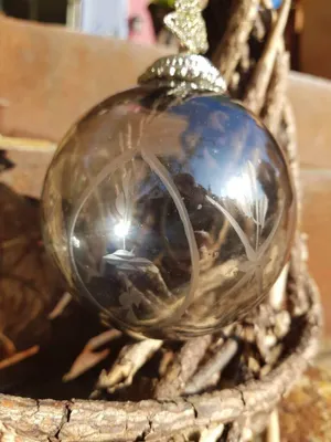 Produktbild von Christbaumkugel Yalena grau mit Tannenbaum Yalena - Streifen