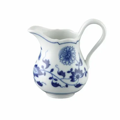 Imagen del producto de Hutschenreuther. Jarra para leche, 6 porciones. Diseño "Zwiebelmuster" (motivo de cebolla), color azul. Código: 02001-720002-14430