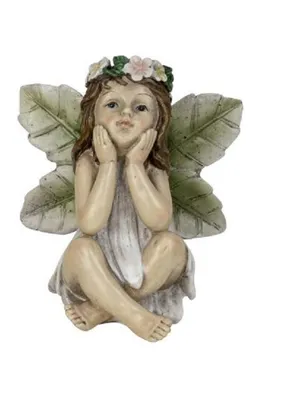 Elfe mit gekreuzten Beinen sitzt und Hände an ihre Wangen legt. Trägt Kranz aus Blumen auf dem Kopf.