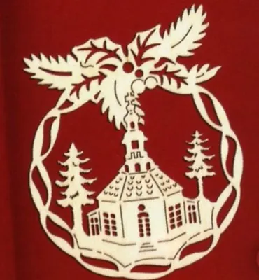 Eine Kirche in einer winterlichen Landschaft, umgeben von Bäumen und einem Kranz aus Mistelzweigen.