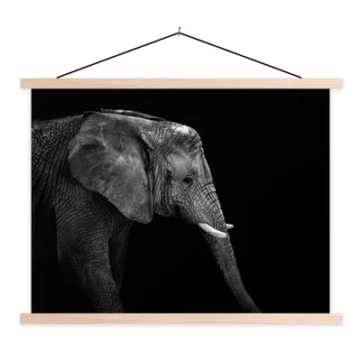Produktbild von MuchoWow® Textilposter Elefant - Schwarz und weiß - Porträt - Tiere 120x90 cm mit holzfarbenen Rahmen - Magnetisch