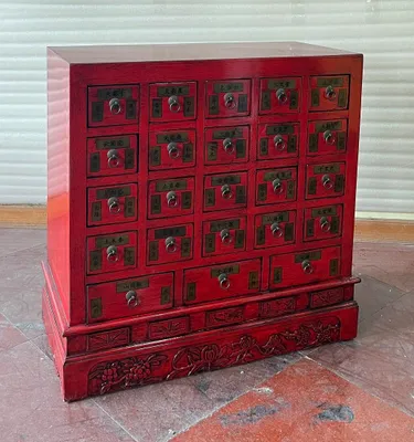 Zdjęcie produktu dla Antyczna szafka aptekarska z 23 szufladami szerokość84cm x wysokość94cm czerwona