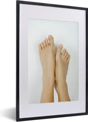Produktbild von MuchoWow® Gerahmtes Poster Die nackten Füße einer Frau 40x60 cm - Poster mit Schwarzem Bilderrahmen Wandposter Rahmen Foto Bilder - Poster in Rahmen