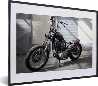 Produktbild von MuchoWow® MuchoWow® Gerahmtes Poster Ein altmodisches Chopper-Motorrad 40x30 cm - Poster mit zchwarzem Bilderrahmen - Bilderrahmen - Poster im Rahmen