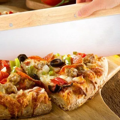 Produktbild von Famanu Pizzaschneider mit Holzgriff und 32 cm scharfem Edelstahlmesser - für Pizza, Brot, Kuchen
