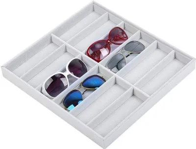Immagine prodotto di Organizer per occhiali e gioielli Unyqoos®: scatola di conservazione con 12 scomparti, coperchio in vetro, elementi in legno e fodera interna in velluto bianco per una protezione efficace dalla polvere