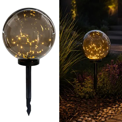 Obrázek produktu pro LUMILED Solární zahradní lampa LED, koule, kouřově šedá, 30 cm. Solární lampa, osvětlení cesty, model GLORIS, IP44. Solární koule pro zahradu, venkovní použití. Svítící koule, 3000K, teplá bílá, kouřová barva, s kolíkem pro zapíchnutí do země. Venkovní osvětlení, osvětlení cesty