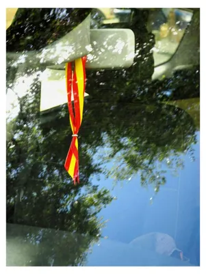 Produktbild von Aufhängband für den Rückspiegel in Gelb und Rot, Farben der spanischen Flagge