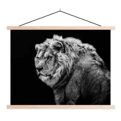 Produktbild von MuchoWow® Textilposter Löwe - Porträt - Wildtiere - Schwarz - Weiß 120x90 cm mit holzfarbenen Rahmen - Magnetisch