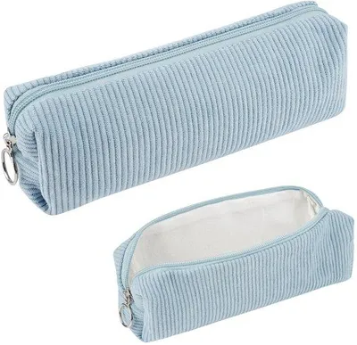 Productafbeelding van Een wegwerpcase van corduroy voor jonge meisjes, en een minimalistische schoudertas van blauwe stof voor dames en volwassenen.