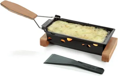 Zdjęcie produktu dla Boska Raclette 2 osoby Oslo - Mini raclette na dwa podgrzewacze - Charakterystyczne drewno z łopatką [Podawaj przysmaki z roztopionym serem lub grillowanymi warzywami] [Nieprzywierająca powłoka]