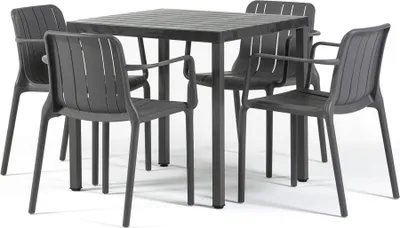 Immagine prodotto di Set da pranzo per esterni con tavolo quadrato 80×80 cm e 4 sedie con braccioli in polipropilene con fibra di vetro, set di mobili da esterno moderno per balcone, terrazza, giardino, bar e bistrot – Zeno & Ginny – Grigio scuro