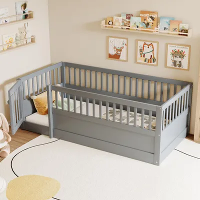 Immagine prodotto di Letto per bambini 90x200 cm con sponde laterali e porta, struttura del letto a terra in legno massello, letto a forma di casetta, letto gioco, struttura del letto sicura, colore grigio