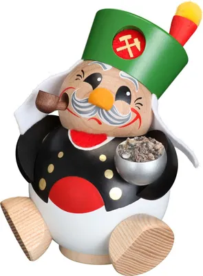 Ein kugelförmiger Räuchermann aus Holz zeigt einen Bergmann in traditioneller Bergmannskleidung mit grünem Schachthut und einer Erzschale in der Hand während er eine Pfeife im Mund hat und freundlich lächelt