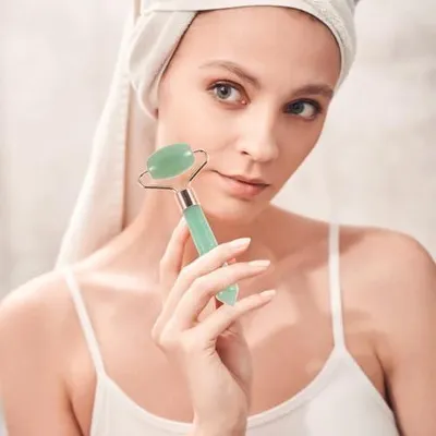 Produktbild von Gesichtsmassagegerät aus Jade zur Hautpflege mit entspannender Wirkung und zur Förderung der Durchblutung, leichter Massageroller für Gesicht und Handgelenk