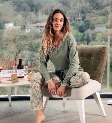 Produktbild von Damen-Pyjama aus Jersey mit Blumenmuster, langen Ärmeln, Kordelzug und Spitze (Grün) – XL