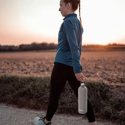 Produktbild von Isolierte Wasserflasche mit Griff und Clip - Doppelwandige Vakuumflasche für kalte und warme Getränke (1500ml)