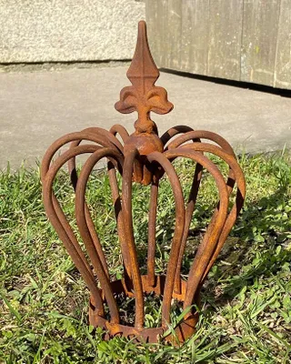 Produktbild von Edelrost Krone bauchig mit Rundstäben auf Standring mini - Höhe 24 cm