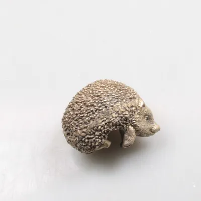 Produktbild von Topf-Anhänger Igel gold 7cm aus Polyresin für die Pflanzendekoration, langlebig