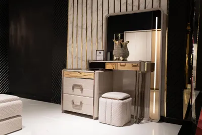 Image de Coiffeuse moderne beige avec miroir et pouf en bois
