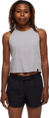Dame trägt das graue W Pivot Tank von Black Diamond; kombiniert mit schwarzen Shorts.