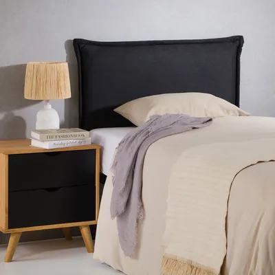 Produktbild von Kopfteil NERINA mit Holzbeinen 90 cm in schwarz – Gepolstertes Kopfteil, Bettkopfteil für Einzelbett, Elegante Rückwand mit Holzfüßen