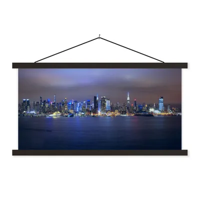 Produktbild von MuchoWow® Textilposter New York - Skyline - Nacht 90x45 cm mit schwarzem Rahmen - Klemmleisten