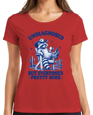 Productafbeelding van Undiagnosed, maar iedereen is er vrij zeker van: Wasbeer Cowboy, dames T-shirt, rood, maat 3XL