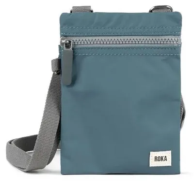 Produktbild von Roka London Chelsea Pocket Sling Tasche Blau S Blau S