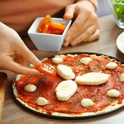 Produktbild von PolkaHome® Set von 4 runden Pizza-Backblechen, perforiert, Antihaftbeschichtung, ofengeeignet, ∅ 32 cm, anthrazit