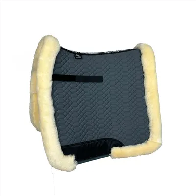 Produktbild von Engel Reitsport Lammfell Schabracke SCHABRA3 Fellrand rundherum Fell unten komplett Grau Med./Natur D (Dressur)