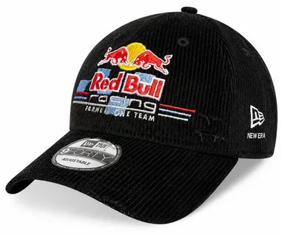 Immagine prodotto di Cappellino New Era 9Forty, modello "Distressed", colore rosso, con logo Red Bull F1, colore nero, taglia unica