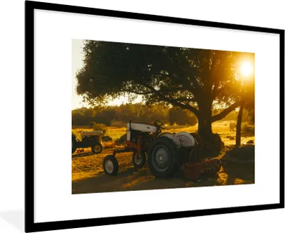 Produktbild von MuchoWow® Gerahmtes Poster Traktor - Sonne - Baum - Landschaft 90x60 cm - Poster mit Schwarzem Bilderrahmen Wandposter Rahmen Foto Bilder - Wanddekoration - Fotos