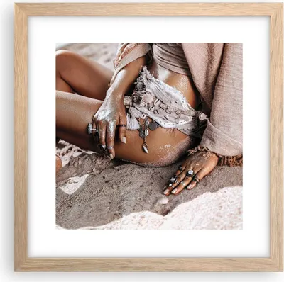Produktbild von Gerahmtes Poster - Rahmen in heller Eiche - Sand Frau Schmuck - 30x30 cm - Wand Bild - Wanddeko - Wandbilder - Kunstposter - Wandposter - Bilderrahmen - Bilder - Kunstdruck - P2NAC30x30-4634