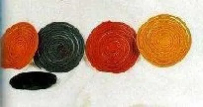 Das Bild zeigt Räucherstäbchen in Form einer Schnecke oder Spirale.