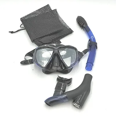 Imagen del producto de Conjunto de snorkel Dorre. Ideal para buceo y snorkel. Incluye: máscara, tubo de respiración y aletas. Para adultos. Color: . Accesorios para buceo