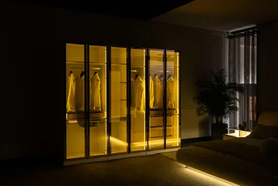 Produktbild von Designer Schlafzimmerschrank Robuster Kleiderschrank Exklusive Glastüren Schrank