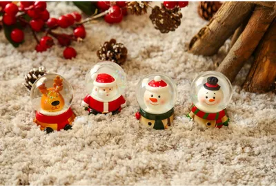 Produktbild von Weihnachten Schneekugelfigur 7cm | 24 Stück Schneekugeln mit Weihnachtsmotiven | Winterliche Deko und Geschenkidee für Advent und Weihnachten