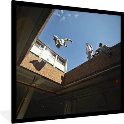 Produktbild von MuchoWow® Gerahmtes Poster Menschen, die Parkour machen 80x60 cm - Poster mit Schwarzem Bilderrahmen Wandposter Rahmen Foto Bilder - Schwarzem - Mit Gestell