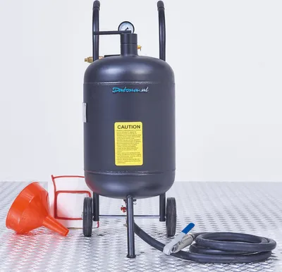 Produktbild von Datona - Sandstrahlgerät mobil 45 L - inkl. Sandstrahlpistole & Düsen-Set - 2,5 m Schlauch, Wasserabscheider & Überdruckventil - Soda umrüstbar - Werkstatt KFZ Restaurierung