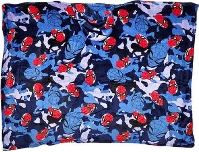 Produktbild von Spider-Man Flanell Decke XL - Warme Kuscheldecke mit Kapuze