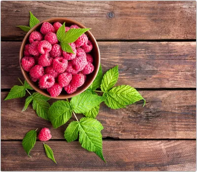 Produktbild von Spritzschutz Herdabdeckplatte Schneidebrett aus Glas Himbeeren in Holzschale 1-Teilig (60x52cm)