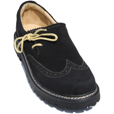 Here’s the German translation:  **Vorderansicht traditioneller bayerischer Haferlschuhe aus schwarzem Leder. Diese langlebigen, klassischen Schuhe verfügen über einen Blockabsatz und weiches Innenleder für Komfort. Ideal, um den Charme traditioneller Trach