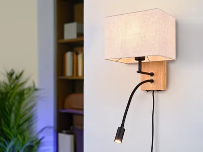 Produktbild von LED Wandlampe mit Leselampe, Schalter, Kabel und Stecker, Stoffschirm & Holz