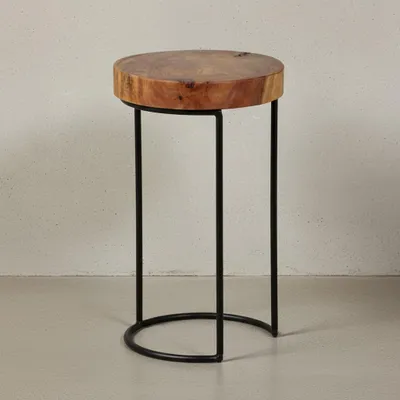 Produktbild von Beistelltisch "Indi" Massivholz: Baumstamm-Tischplatte, Metallgestell, Landhausstil, handgefertigt. Braun, 28x28x45 cm | Kadima Design