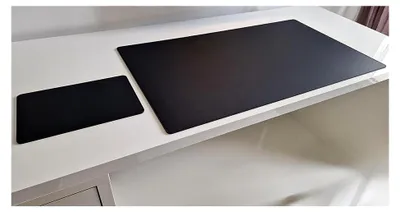 Produktbild von Gewinkelte Schreibtischunterlage mit Kantenschutz und Mousepad aus echtem Leder Schwarz 90 x 47 cm
