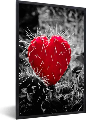 Produktbild von MuchoWow® Gerahmtes Poster Schwarz-Weiß-Foto mit einem roten herzförmigen Kaktus 60x90 cm - Poster mit Schwarzem Bilderrahmen Wandposter Rahmen Foto Bilder - Kunst
