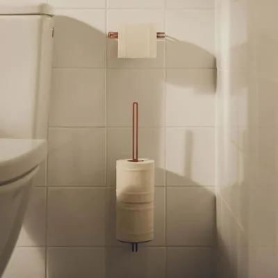 Toilettenpapierhalter SOFIA mit passendem Reservehalter in matter Kupfer-Optik. Das stilvolle Set aus pulverbeschichtetem Edelstahl ist die ideale Ergänzung für moderne Bäder.