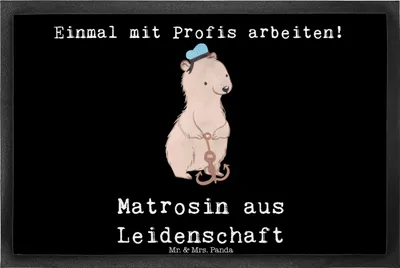 Produktbild von Mr. & Mrs. Panda Gummimatte Matrosin Leidenschaft 40 x 60 cm - Schwarz - Geschenk, fußmatte, Schmutzfangmatte, Türmatte, Seeleute, Fußabstreifer, Spruch, Lustig, Witzig