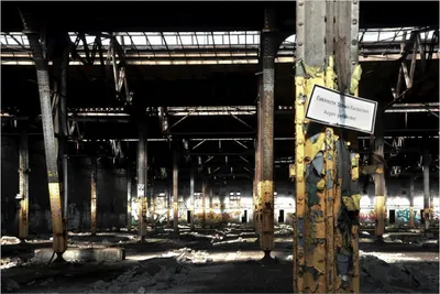 Produktbild von Wallario Poster - Verlassene alte Fabrik-Halle mit leuchtenden Sonnenstrahlen, Kunstdruck Größe: 61 x 91,50 cm
